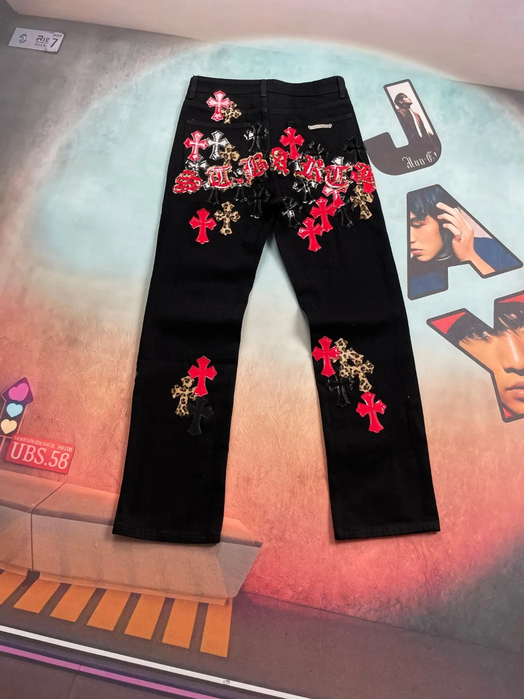 🅿️310 🔘Model No.-KL169 🔘Croxin𝐂𝐡𝐫𝐨𝐦𝐞 𝐇𝐞𝐚𝐫𝐭 CH City Limited Series Leopard Flame Ox King Heavy Industry Jeans* [St. Bart’s City Exclusive] Croxin is a top brand in the fashion world, and these pants are one of the best. It uses the classic Levi's jeans bottom panel, which has been carefully disassembled and spliced. The washed effect is natural, showing a unique retro charm. The pants are based on black and are paired with cross patches with red, silver, and leopard print elements, which have a strong visual impact. These patches are exquisitely crafted and have a luxurious feel. The hardware accessories are ultra-exquisite. The placket buckle is made of silver, hand-polished and painted with distressing liquid. The main buckle has a three-dimensional cross flower shape. The six-pointed star screws and hand-cut leather washers on the back are full of details, which are both beautiful and durable. It is also a limited edition model for the city of St. Barth. The "ST.Barth" letters are uniquely designed and made of overlapping leopard print and patent leather. It is full of three-dimensionality and highly recognizable. The matching suggestions are as follows: Street fashion style: wear a short black leather jacket on the upper body, a black graffiti T-shirt underneath, and black high-top Converse shoes. Wear a black baseball cap, an exaggerated silver metal necklace and a ring, and you will be the focus of fashion when walking on the street. Cool and handsome personality: Wear a red slim-fitting short top and a black loose denim jacket, wear it open. Pair the lower body with these jeans and black thick-soled Martin boots. Wear black sunglasses and a metal bracelet to go to a music festival or party to look cool. Casual fashion style: Choose a white loose sweatshirt, pair with these jeans, and wear white sneakers. Carry a black simple crossbody bag for daily travel, casual and fashionable.  Size: S M L XL (28.30.32.34) Color: Black